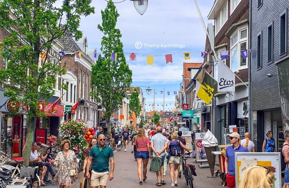 Sneekweek Marktstraat muziekplein  - koop_zondag-_sneekweek-_thierry_kamminga